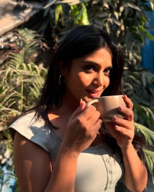 Isha Keskar Instagram - Favourite Time of the Day 🤭🫶🏽☕️

Clicked by @santushtimahadeo 💋

#evening #sunset #ishakeskar #coffeetime