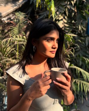 Isha Keskar Instagram - Favourite Time of the Day 🤭🫶🏽☕️

Clicked by @santushtimahadeo 💋

#evening #sunset #ishakeskar #coffeetime