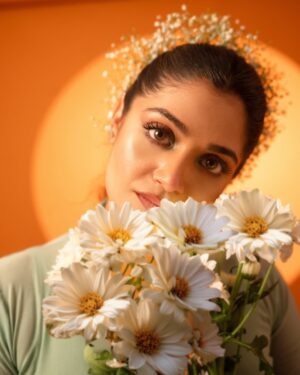 Isha Keskar Instagram - Wild Flower, Drenched in ☀️

Team : @brewbackersmedia @nehachaudhary_ 
  @kalyaam_2.0 
 

#ishakeskar #starpravahparivaarpuraskar2025 #16march2025