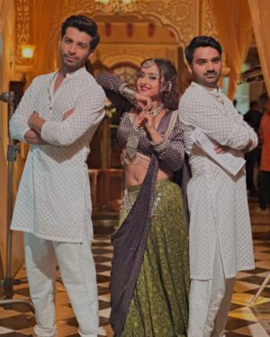 Ishita Ganguly Instagram - On screen VILLAN'S  are often off screen GEM'S they say ... 
 I am glad that i found 2 of them 😌🧿

Grateful to have you as my co-actor & now as friends  guys🤗
@gauravsavita_official @ishita.gangopadhyay2012 

keep watching "bade haveli ki choti thakurain "  mon- sat  9 pm only on @shemarooumang 🎬