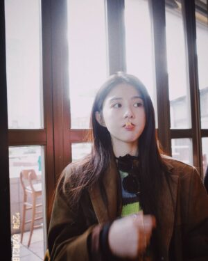 Ivy Shao Instagram - 被店員稱讚日文有N3程度的我，一時太開心，
馬上買了兩件衣服，樂得暈頭轉向出去以後，
突然覺得是否被套路了？！🥹
沒關係啦，衣服也是很喜歡。

去年持續到現在每天都有繼續練習日文，幫助非常大。
啊，敢開口說更重要喔～