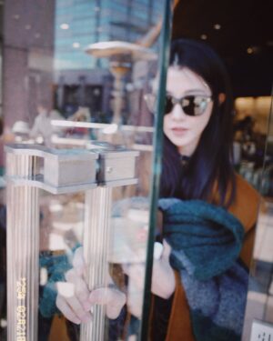 Ivy Shao Instagram - 被店員稱讚日文有N3程度的我，一時太開心，
馬上買了兩件衣服，樂得暈頭轉向出去以後，
突然覺得是否被套路了？！🥹
沒關係啦，衣服也是很喜歡。

去年持續到現在每天都有繼續練習日文，幫助非常大。
啊，敢開口說更重要喔～