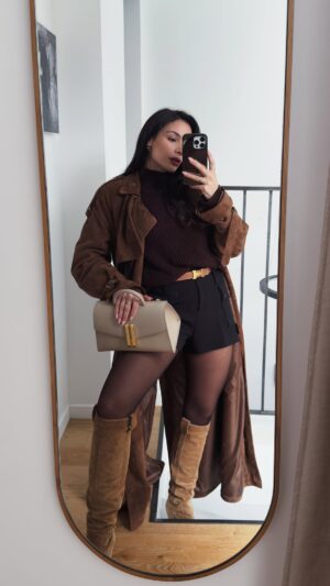 Jade Leboeuf Instagram - Ça commence par s’accepter pleinement. Parfois, il faut se forcer à sourire ou a danser pour laisser la joie s’installer profondément en soi. 🤍

Les details de mon look:

Lingerie @triumphlingerie 
Huile Précieuse @nuxe 
Collants @dim 
Short @sandroparis 
Top @uniqlofr 
Pull @mollybracken_official 
Bottes vintage @dior 
Parfum Neroli @rogergallet 
Manteau sur mesure @fahmi_cuir_marrakech_ 
Sac @demellierlondon