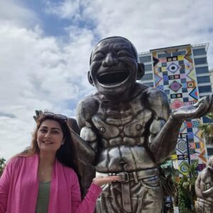 Jana Malik Instagram - A-maze-ing Laughter Sculptures 
So cute 😄

#pinksweatergirl #laughtersculptures #dayoffwellspent