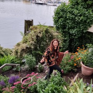 Jana Malik Instagram - You don't have to have all the answers right now
You don't have to sort it all out, right here
It will absolutely feel that way
But at the same time, this is true: 
As the world moves around you
The ground is steady beneath your feet.

#justkeepswimming #sunsetbeach #flowermagic