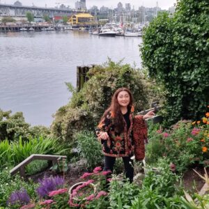 Jana Malik Instagram - You don't have to have all the answers right now
You don't have to sort it all out, right here
It will absolutely feel that way
But at the same time, this is true: 
As the world moves around you
The ground is steady beneath your feet.

#justkeepswimming #sunsetbeach #flowermagic