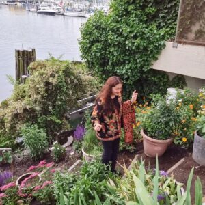 Jana Malik Instagram - You don't have to have all the answers right now
You don't have to sort it all out, right here
It will absolutely feel that way
But at the same time, this is true: 
As the world moves around you
The ground is steady beneath your feet.

#justkeepswimming #sunsetbeach #flowermagic