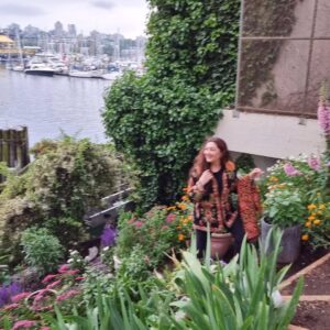Jana Malik Instagram - You don't have to have all the answers right now
You don't have to sort it all out, right here
It will absolutely feel that way
But at the same time, this is true: 
As the world moves around you
The ground is steady beneath your feet.

#justkeepswimming #sunsetbeach #flowermagic