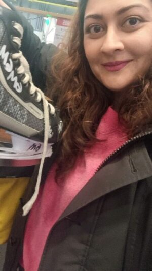 Jana Malik Instagram - That's all I could do on my first day 😂⛸️ 
But I had fun 😁 
#skatingisfun