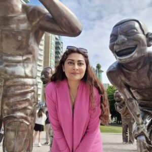 Jana Malik Instagram - A-maze-ing Laughter Sculptures 
So cute 😄

#pinksweatergirl #laughtersculptures #dayoffwellspent
