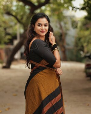 Janani Ashok Kumar Instagram - நிலவுக்கு துணை இந்த வானா…! ✨💫🪐
-
Saree: @atsarigai 
Styling: @littleheartbyabu 
📸: @gk_.photography._