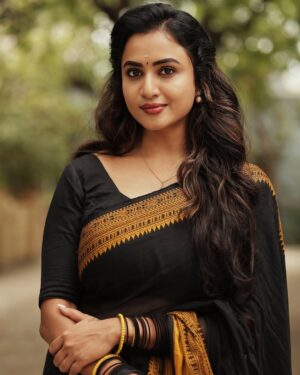 Janani Ashok Kumar Instagram - நிலவுக்கு துணை இந்த வானா…! ✨💫🪐
-
Saree: @atsarigai 
Styling: @littleheartbyabu 
📸: @gk_.photography._