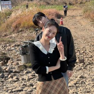 Jang Gyu-ri Instagram - #지금거신전화는 촬영장 요모조모

.
.

나의 부족함을 채워주는 분들 덕분에 매번 즐거운 마음으로 향할 수 있었던 지금 거신 전화는 촬영장, 이 감사함 잊지 않고 앞으로도 열심히 나아가야지

지금 거신 전화는을 사랑해주신 모든 분들께 진심으로 감사드립니다. 안녕 나유리!