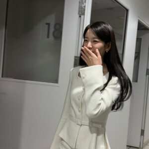 Jang Gyu-ri Instagram - #지금거신전화는 촬영장 요모조모

.
.

나의 부족함을 채워주는 분들 덕분에 매번 즐거운 마음으로 향할 수 있었던 지금 거신 전화는 촬영장, 이 감사함 잊지 않고 앞으로도 열심히 나아가야지

지금 거신 전화는을 사랑해주신 모든 분들께 진심으로 감사드립니다. 안녕 나유리!