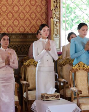 Janie Tienphosuwan Instagram - วันนี้เจนมีโอกาสได้ร่วมทำบุญทอดกฐินพระราชทาน ณ วัดมัชฌิมาวาส (พระอารามหลวง) ตำบลหมากแข้ง อำเภอเมืองอุดรธานี จังหวัดอุดรธานี นำถวายโดย อาจารย์โอเล่ & พี่ส้มเช้ง และพี่ๆทีมงาน เดอะโกส ซีเครท ขออนุโมทนาบุญนี้ให้กับกัลยาณมิตรทุกๆท่านด้วยนะคะ 🙏🏻 ท่านใดที่สนใจร่วมทำบุญ สามารถทำบุญได้ตามกำลังศรัทธาของบัญชีวัด ชื่อบัญชี วัดมัชฌิมาวาส (บูรณะพระอุโบสถ) ธนาคารกรุงไทย เลขบัญชี 662-5-19618-5 🙏🏻🤍