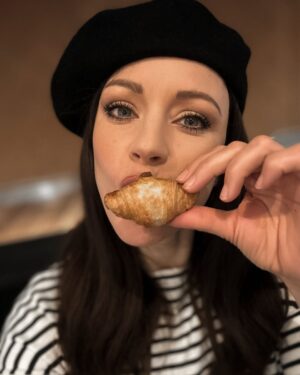 Jasmin Wagner Instagram - PARIS, PARIS 🇫🇷🥐
Ich durfte einen wunderschönen Valentinstag in Paris verbringen und habe mich neu verliebt in diese schöne Stadt. Meine persönliche Challenge: so viele Macarons und Croissants 🥐 wie möglich probieren und ich denke, ich war erfolgreich. 
Wohin plant ihr euren nächsten Trip? 🛫🧳
Habt ihr eine Liebligsstadt? 

#amour #paris #stadtderliebe #bisous