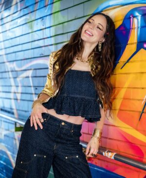 Jasmin Wagner Instagram - 30 Jahre voller Musik, Erinnerungen und unvergesslicher Momente – jetzt ist es Zeit, den Boomerang 🪃 ein letztes Mal fliegen zu lassen. 

Mit einem Herzen, das für die Musik schlägt, und einer Seele, die durch jede Melodie gewachsen ist, blicke ich auf unglaubliche Jahre zurück. Meine Reise begann in den 90ern, hat Generationen begleitet und nun endet sie – voller Liebe, Dankbarkeit und Emotionen.

Es war ein unglaubliches Privileg, euch in all dieser Zeit meine Musik zu schenken und mit euch diese unvergesslichen Erlebnisse zu teilen. Die Musik hat mich durch mein ganzes Leben getragen – jetzt sage ich Danke für 30 unglaubliche Jahre und eine Reise, die schöner war, als ich es je hätte träumen können.

💗 an 💗 — 

Meine Goldstücke, es ist kein Abschied, sondern ein neues Kapitel – und ich werde die Erinnerungen an diese Reise immer in meinem Herzen tragen. Danke, dass ihr ein Teil davon wart!
🌸🎤
📸 1: @franklotharlangephoto 2: @aneliajaneva_official 
#blümchen2025 #30jahreblümchen #boomerang #sos #herzanherz #90er