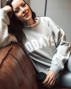 Jasmin Wagner Instagram - Business 👔 vs. Casual 👟— welcher Look gefällt euch besser? Nachdem ich leider etwas krank war, starte ich jetzt wieder mit voller Energie in meine To Dos 🔋 und bin ready, für alles, was kommt. 
Ihr könnt auf jeden Fall gespannt sein 🤫 

Anzeige: 
👚  @10dayslifestyle 

#business #casual #sweatertime #sweater #fashioninspo #meetingtime #blümchen2025 #readytogo