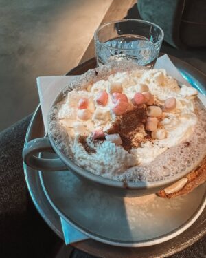 Jasmin Wagner Instagram - Wim Hof Retreat my Way — I DID IT! 
Yoga und Eisbaden? Die perfekte Kombination 🧘🏽‍♀️🧊🛁
Von -1° im See zu  42° im warmen Becken. 👙
Zur Belohnung gabs dann Kakao und Kaiserschmarren. 
☕️
#challenge #eisbaden #wimhof #retreat #yoga #stretching #challengeaccepted