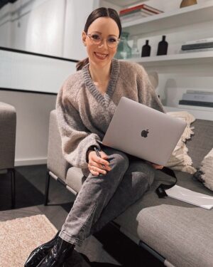 Jasmin Wagner Instagram - Business 👔 vs. Casual 👟— welcher Look gefällt euch besser? Nachdem ich leider etwas krank war, starte ich jetzt wieder mit voller Energie in meine To Dos 🔋 und bin ready, für alles, was kommt. 
Ihr könnt auf jeden Fall gespannt sein 🤫 

Anzeige: 
👚  @10dayslifestyle 

#business #casual #sweatertime #sweater #fashioninspo #meetingtime #blümchen2025 #readytogo