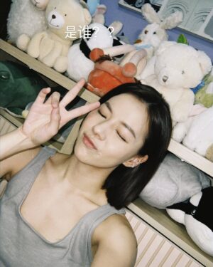 Jasmine Sim Instagram - 那三个月是这样过的… 😂🤪🥳👻

5 他们拍那场戏时我在这里😂
7 猜猜这是哪一场戏 （应该也不难）
10 拍戏很累哦
11 但是有好心人每次帮我绑这个
14 我们真的有认真在拍戏

#人生酱美味