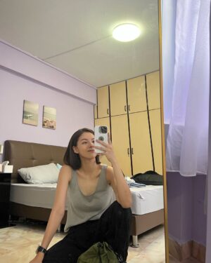 Jasmine Sim Instagram - 那三个月是这样过的… 😂🤪🥳👻

5 他们拍那场戏时我在这里😂
7 猜猜这是哪一场戏 （应该也不难）
10 拍戏很累哦
11 但是有好心人每次帮我绑这个
14 我们真的有认真在拍戏

#人生酱美味