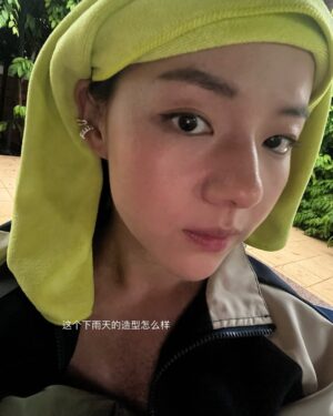 Jasmine Sim Instagram - 那三个月是这样过的… 😂🤪🥳👻

5 他们拍那场戏时我在这里😂
7 猜猜这是哪一场戏 （应该也不难）
10 拍戏很累哦
11 但是有好心人每次帮我绑这个
14 我们真的有认真在拍戏

#人生酱美味