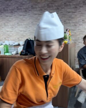 Jasmine Sim Instagram - 那三个月是这样过的… 😂🤪🥳👻

5 他们拍那场戏时我在这里😂
7 猜猜这是哪一场戏 （应该也不难）
10 拍戏很累哦
11 但是有好心人每次帮我绑这个
14 我们真的有认真在拍戏

#人生酱美味