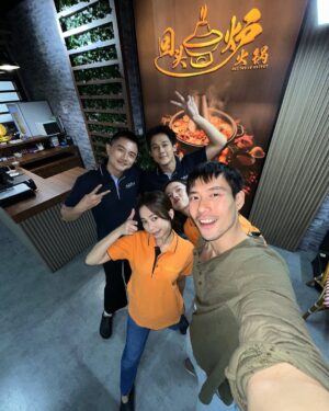 Jasmine Sim Instagram - 那三个月是这样过的… 😂🤪🥳👻

5 他们拍那场戏时我在这里😂
7 猜猜这是哪一场戏 （应该也不难）
10 拍戏很累哦
11 但是有好心人每次帮我绑这个
14 我们真的有认真在拍戏

#人生酱美味