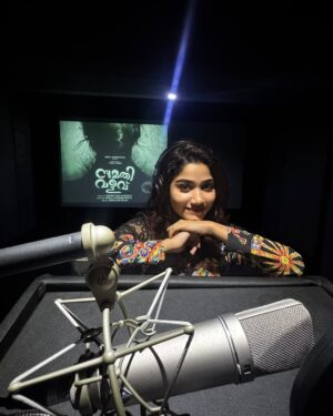 Jasnya Jayadeesh Instagram - That’s a wrap on dubbing! So grateful to have been a part of this project
@sumathivalavu ❤️‍🔥
The await brings me chills down the spine .
Fingers & toes crossed 🤞🏻 for Sumathi Valavu 🧿
.
🎥 @iamvishnusasishanker 🫂♥️

 #movie #dubbing