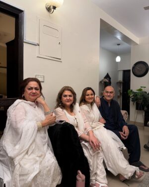 Javeria Abbasi Instagram - Jeeti raho my love @wajiha_rizvi 🧡🧡🧡 @sarahjnasir @hishamrizvi1 @mahahrizvi @mahrukhonaroll @hairbynuzhat @khoalarizvi @makeupbybushra @ghazala.hisham @nailahayat @fatima.kabeer91 @anoushayabbasiofficial