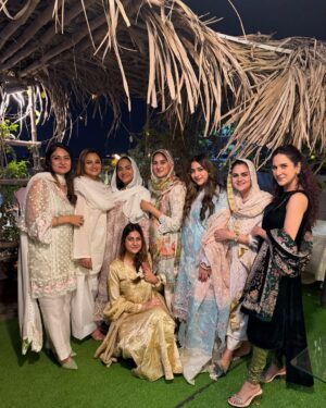 Javeria Abbasi Instagram - Jeeti raho my love @wajiha_rizvi 🧡🧡🧡 @sarahjnasir @hishamrizvi1 @mahahrizvi @mahrukhonaroll @hairbynuzhat @khoalarizvi @makeupbybushra @ghazala.hisham @nailahayat @fatima.kabeer91 @anoushayabbasiofficial