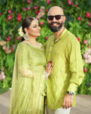 Javeria Abbasi Instagram - Me n mine 🧡 @adeel.haider1 ♥️ #love #green #family #husbandandwife @ybq.designstudios