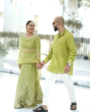 Javeria Abbasi Instagram - Me n mine 🧡 @adeel.haider1 ♥️ #love #green #family #husbandandwife @ybq.designstudios