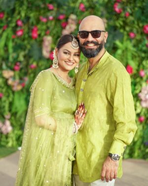 Javeria Abbasi Instagram - Me n mine 🧡 @adeel.haider1 ♥️ #love #green #family #husbandandwife @ybq.designstudios