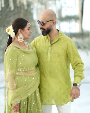 Javeria Abbasi Instagram - Me n mine 🧡 @adeel.haider1 ♥️ #love #green #family #husbandandwife @ybq.designstudios