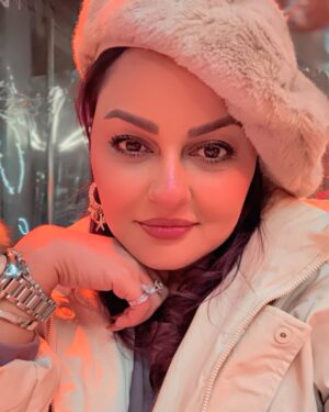Javeria Abbasi Instagram - Every day with u is a new journey 🧡🧡🧡 @adeel.haider1 ♥️♥️♥️♥️♥️ #juvariaabbasi #frenkfurt #life #traveling #lifestyle
