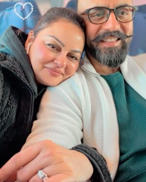 Javeria Abbasi Instagram - Every day with u is a new journey 🧡🧡🧡 @adeel.haider1 ♥️♥️♥️♥️♥️ #juvariaabbasi #frenkfurt #life #traveling #lifestyle