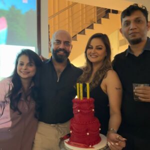Javeria Abbasi Instagram - Wonderful night 🧡  @adeel.haider1 @adeelhusain78 @mejozee @ash12121 #juvariaabbasi #birthday