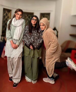 Javeria Saud Instagram - la Pata ladies #javeriasaud #mayakhan #eshalfayaz #mohabbataurmehangai #onset #greenentertainment