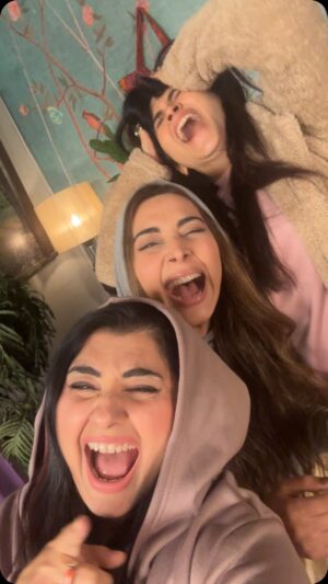 Javeria Saud Instagram - #reelsinstagram #Mohabbataurmehngai #onset #jjsiproduction  #javeriasaud #mayaghinakhan #eshalfayaz  #funnyvideos #friendsgoals