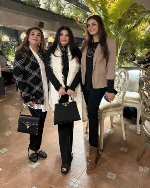 Javeria Saud Instagram - #latenightdinner #friends #winter @flammepk