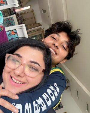 Javeria Saud Instagram - Nothing beats a Saturday morning filled with my son’s beautiful smile , adorable hugs and snuggles! Laad pyaar overload Alhamdolilah #motherslove  #mom #son #SaturdayMorning #Happiness”
#MomLife #SaturdayVibes #LoveUnconditional
#overwhelmedwithlove #motherhood