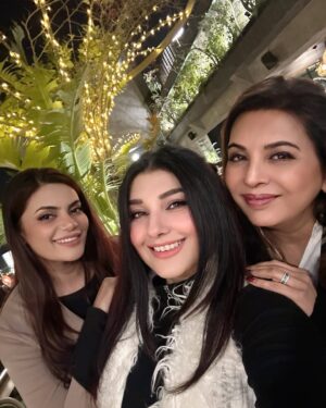 Javeria Saud Instagram - #latenightdinner #friends #winter @flammepk
