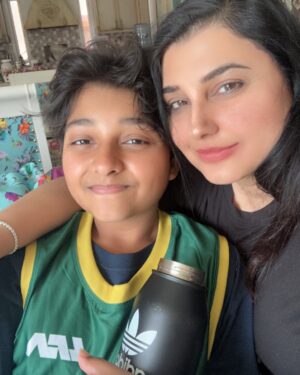 Javeria Saud Instagram - Nothing beats a Saturday morning filled with my son’s beautiful smile , adorable hugs and snuggles! Laad pyaar overload Alhamdolilah #motherslove  #mom #son #SaturdayMorning #Happiness”
#MomLife #SaturdayVibes #LoveUnconditional
#overwhelmedwithlove #motherhood