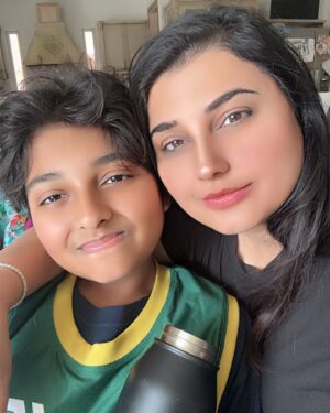 Javeria Saud Instagram - Nothing beats a Saturday morning filled with my son’s beautiful smile , adorable hugs and snuggles! Laad pyaar overload Alhamdolilah #motherslove  #mom #son #SaturdayMorning #Happiness”
#MomLife #SaturdayVibes #LoveUnconditional
#overwhelmedwithlove #motherhood