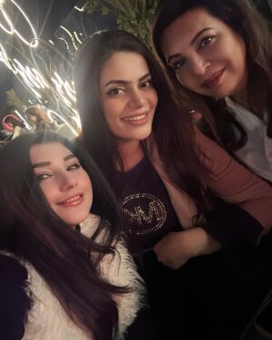 Javeria Saud Instagram - #latenightdinner #friends #winter @flammepk