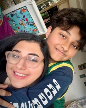 Javeria Saud Instagram - Nothing beats a Saturday morning filled with my son’s beautiful smile , adorable hugs and snuggles! Laad pyaar overload Alhamdolilah #motherslove  #mom #son #SaturdayMorning #Happiness”
#MomLife #SaturdayVibes #LoveUnconditional
#overwhelmedwithlove #motherhood