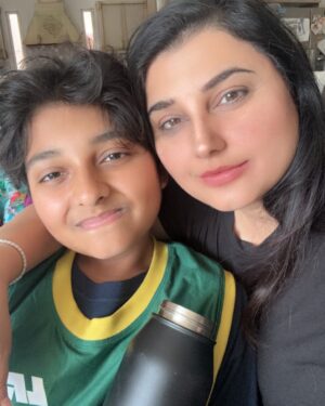 Javeria Saud Instagram - Nothing beats a Saturday morning filled with my son’s beautiful smile , adorable hugs and snuggles! Laad pyaar overload Alhamdolilah #motherslove  #mom #son #SaturdayMorning #Happiness”
#MomLife #SaturdayVibes #LoveUnconditional
#overwhelmedwithlove #motherhood
