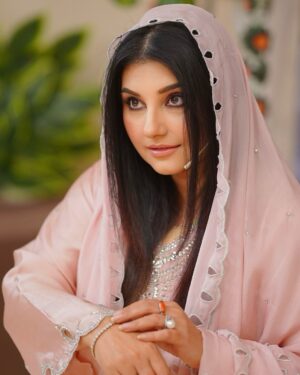 Javeria Saud Instagram - #payararamazan @entexpresstv #javeriasaud #dresscourtesy @sanashahids_official #makeup @kashees_official #photography @jawwadmushtaqfilms